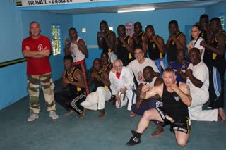Photo de groupe après un stage d'arts martiaux en Afrique centrale