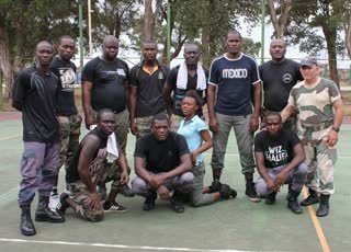 Photo de groupe après un stage de self-défense en Afrique