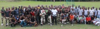 Photo de groupe d'un grand stage de formation en Afrique