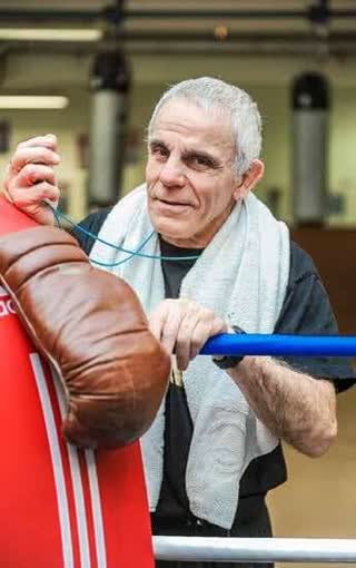 Portrait d'un boxeur au coin du ring avec des gants d'époque