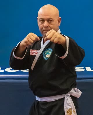 Portrait officiel d'Olivier Marion en tenue de Vo Su