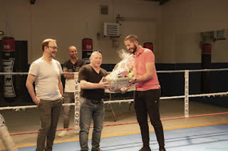 Remise de récompense sur le ring lors d'un gala de boxe