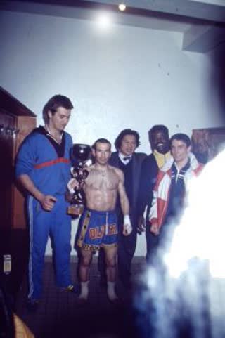 Remise de trophée après un gala de boxe thaïlandaise