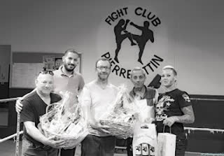 Remise de trophées au Fight Club, photo souvenir