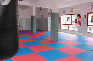 Salle d'entraînement avec sacs de frappe, dojo au Gabon