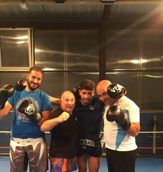 Séance d'entraînement collective sur le ring avec des boxeurs