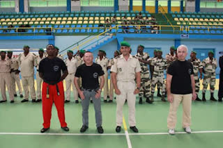 Stage de self-défense en gymnase devant les forces d'intervention gabonaises