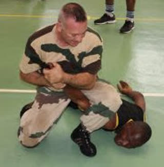 Technique d'immobilisation au sol enseignée aux forces de l'ordre