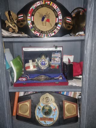 Vitrine des ceintures de champion et médailles d'Olivier Marion