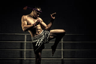Wai Khru, salut traditionnel du Muay Thaï