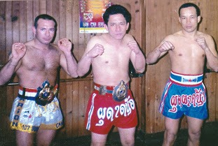 Trois champions de Muay Thaï avec leurs ceintures