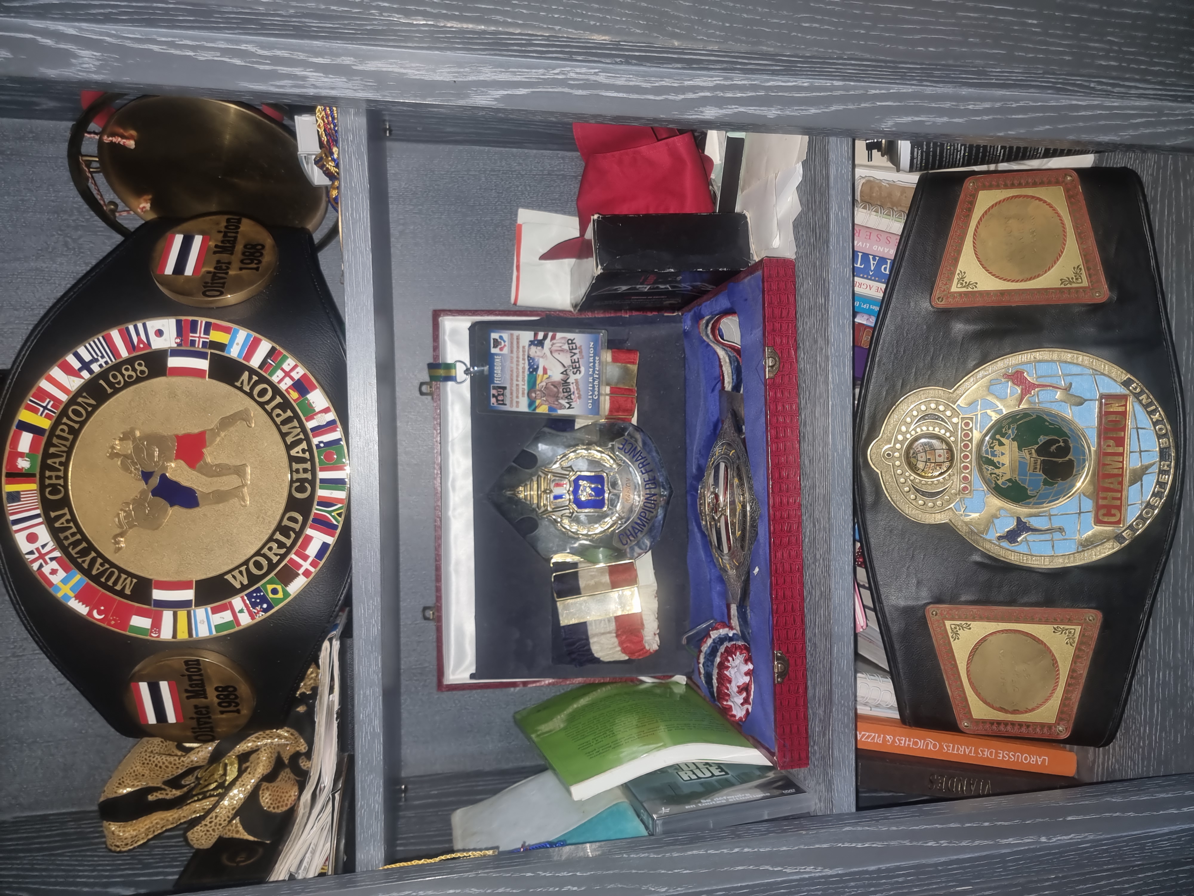 Vitrine des ceintures de champion et médailles d'Olivier Marion