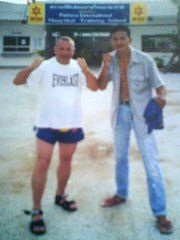Voyage d'entraînement en Thaïlande devant une école de Muay Thaï
