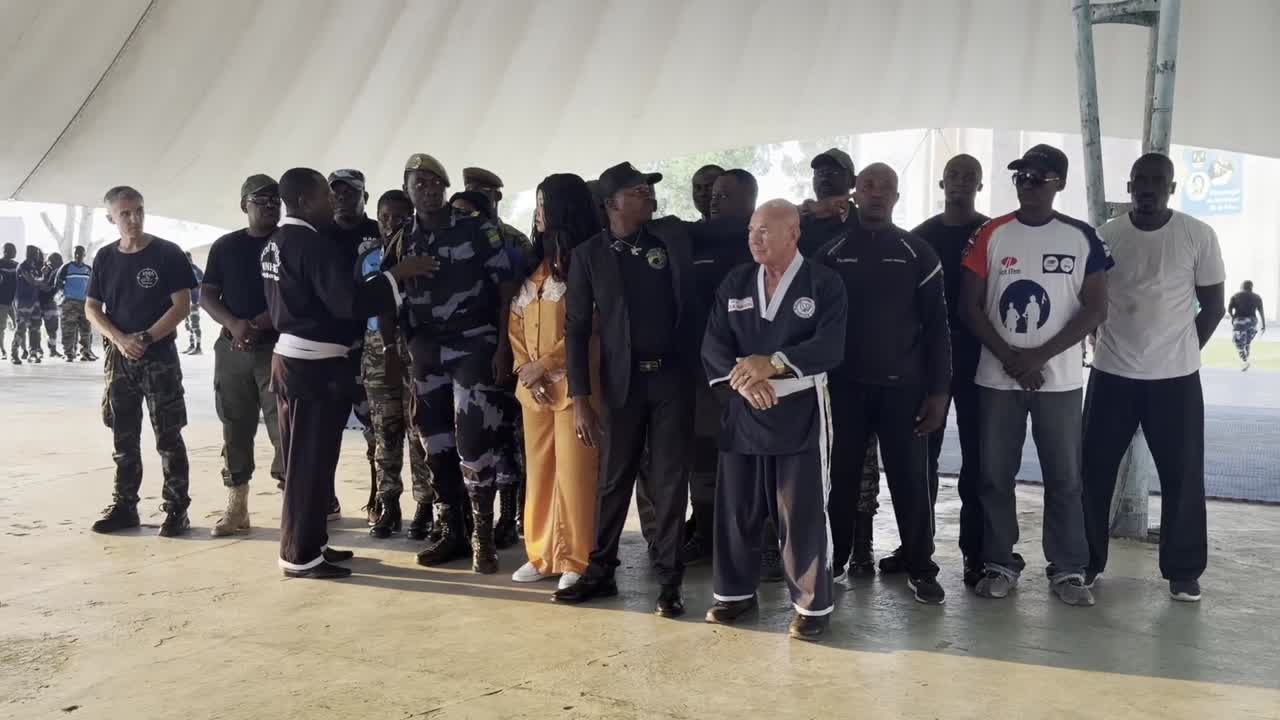 Photo de groupe des participants au stage de self-défense