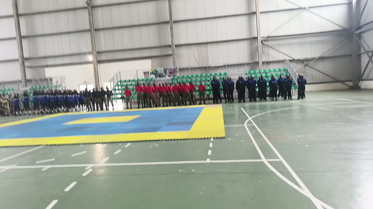 Rassemblement des unités dans le gymnase