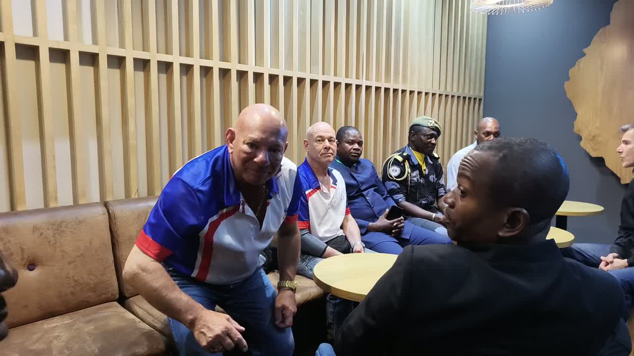Réunion de travail avec des responsables au Gabon