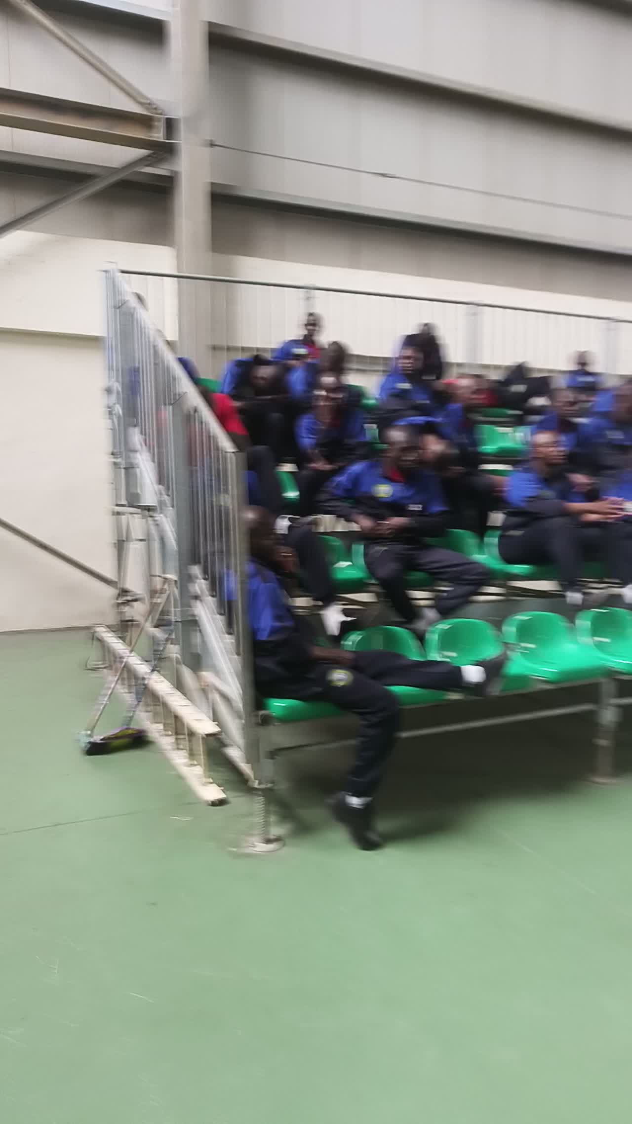Stagiaires en tribune avant la démonstration