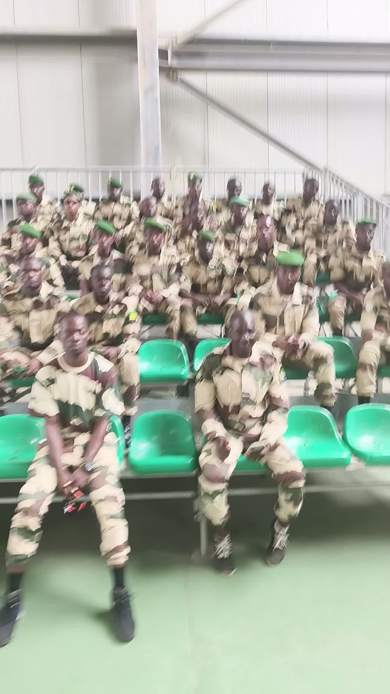 Unité militaire rassemblée avant le début du stage